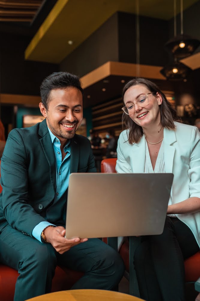 Coworkers,working,together,using,computer