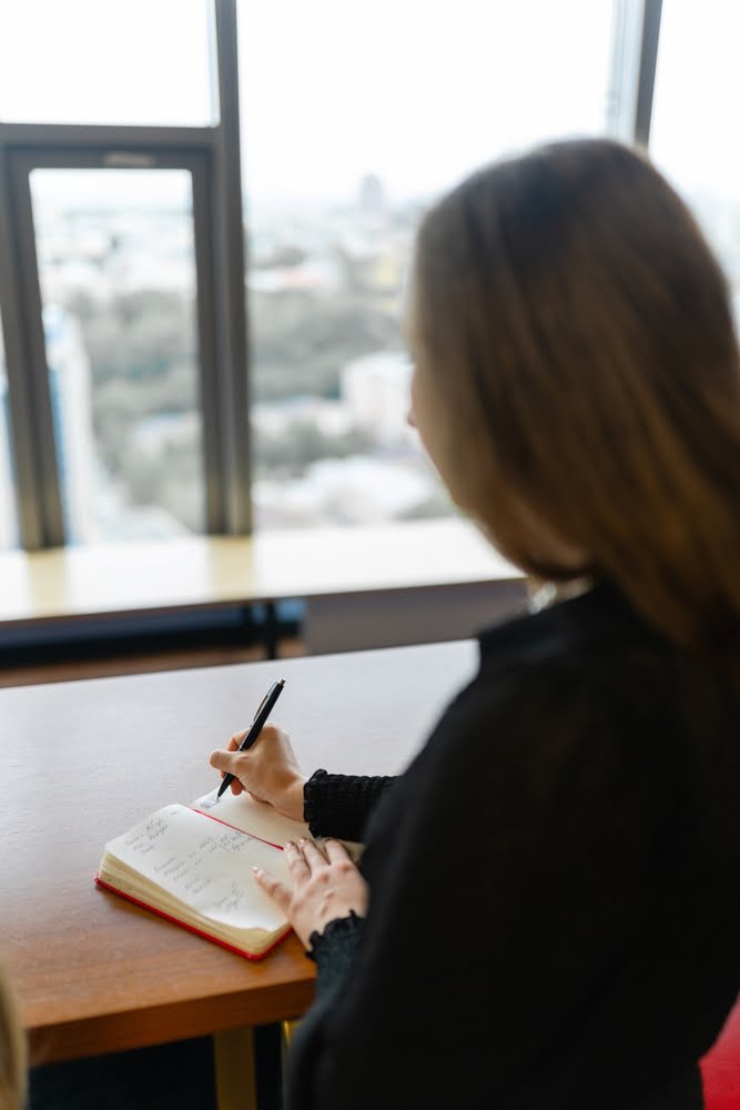 Busy,woman,in,business,style,writes,data,in,notebook,sitting