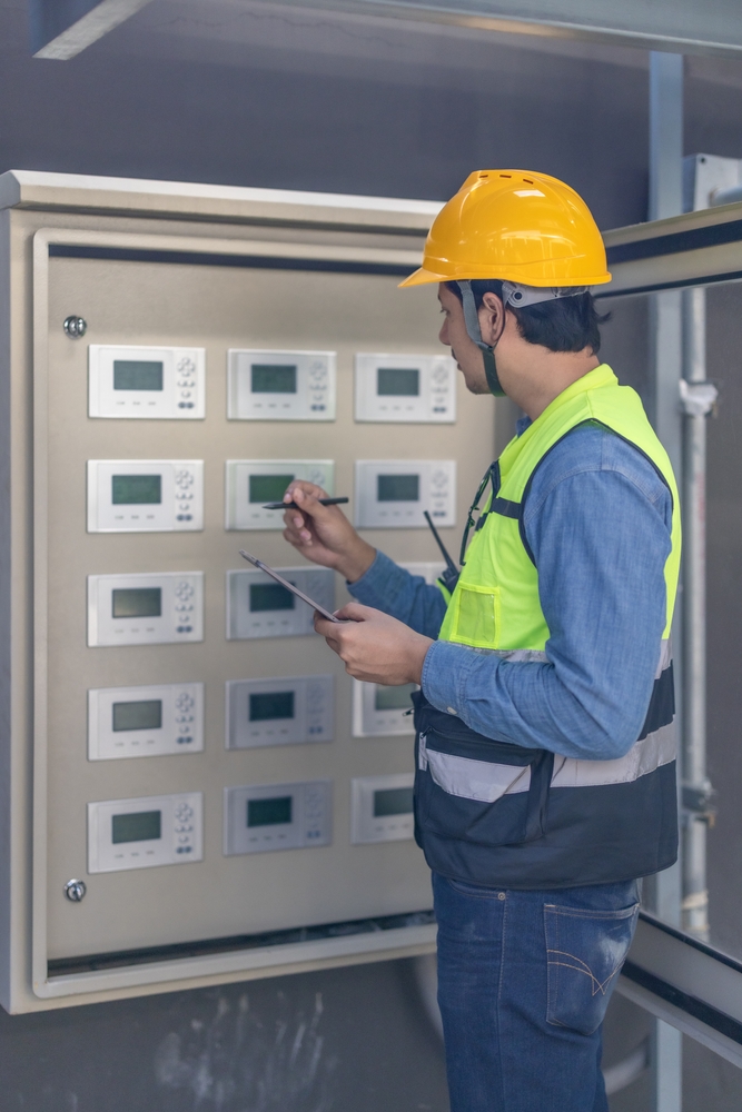 Team-van-monteurs-en-ingenieurs-werkt-samen-aan-technische-oplossingen-op-locatie.jpg